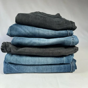 Jeans från Replay i olika färger  - Säljer en samling av jeans från Replay i olika nyanser av blått och svart. Perfekta för en stilren look med klassiska detaljer som dragkedja och knappar. Passar både till vardag och mer uppklädda tillfällen.
