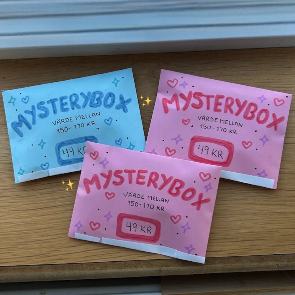 49 kr/styck! đ€ Vi har fixat 3 stycken fĂ€rdiga mysteryboxar! âšđ©· Alla boxar innehĂ„ller olika motiv & innehĂ„llet kan ni se pĂ„ tredje bilden! đđ vĂ€rdet mellan 150-170 kronor Lagerstatus: 3/3 â
. Asusteet.