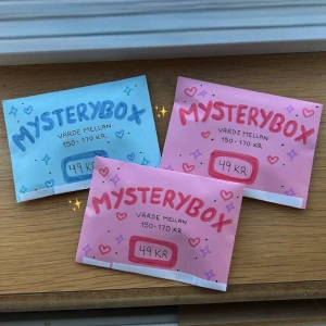 Mysterybox 💖 - 49 kr/styck! 🤍 Vi har fixat 3 stycken färdiga mysteryboxar! ✨🩷 Alla boxar innehåller olika motiv & innehållet kan ni se på tredje bilden! 🎀🍓 värdet mellan 150-170 kronor Lagerstatus: 3/3 ✅