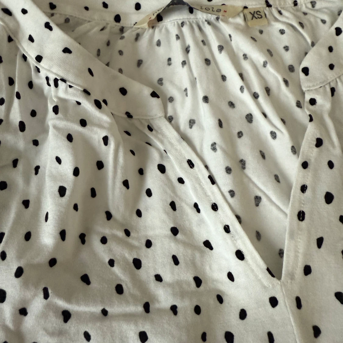 Benvit topp med svarta prickar - 2