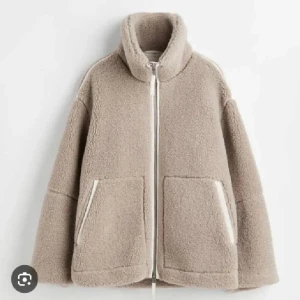 Beige teddyjacka - Säljer denna mysige beige teddyjackan med dragkedja framtill och stora fickor😍😍Sjukt snygg, säljer då jag har för många jackor. Storlek S men passar även Xs, priset kan diskuteras vid snabb affär!💕🥰