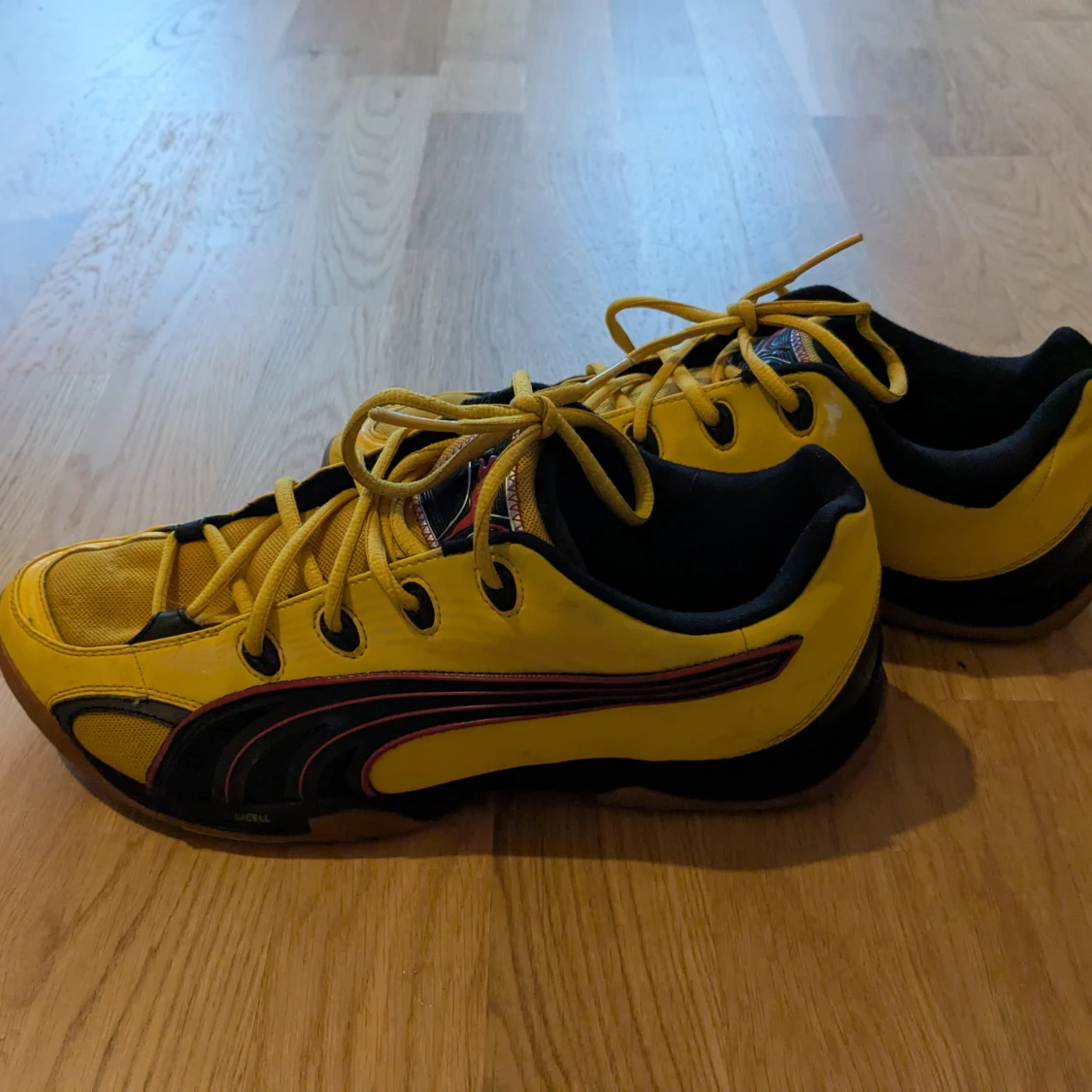 Gula sneakers från Puma