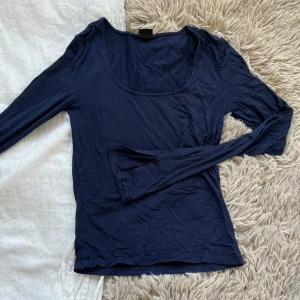 Mörkblå långärmad topp med slit - GinaTricots ”soft touch jersey top”. Väldigt mjukt och skönt material.