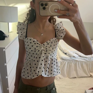 Söt prickig topp - Säljer denna jättesnygga prickiga toppen med volanger😍😍Så fint skick, priset kan diskuteras vid snabb affär💕