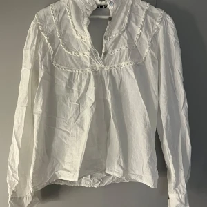 Vit blus - Vit söt blus med knappar. Perfekt för sommaren. Lite skrynklig men går lätt att stryka!
