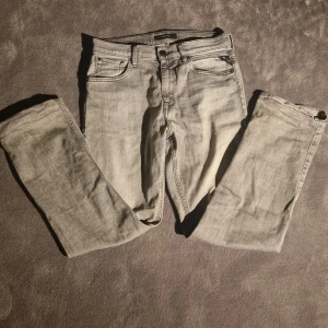 Replay jeans - Snygga grå jeans från Replay med klassisk femficksdesign och knappgylf. Perfekta för en avslappnad stil. 160-170.priset är diskuterbart✅️