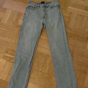 A branded jeans - Tjena, säljer ett par A branded jeans i storleken 29. Det är i bra skick. Hör av dig vid minsta fundering!