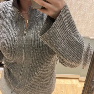Grå stickad kofta med dragkedja - Mysig grå stickad kofta med dragkedja framtil! Jätte skön och väldigt fin. Har använt typ 1 gång
