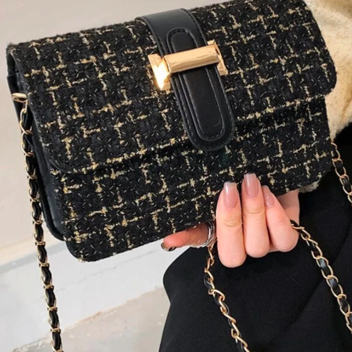 Svart och beige rutig axelväska