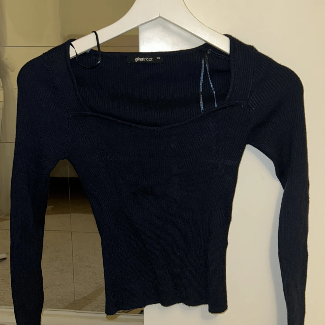 Svart ribbad topp från Gina Tricot