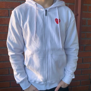 CDG hoodie - Säljer en vit zip-up hoodie av märket CDG/Comme Des Garcons. Den är i nytt skick med lapparna på och i superbra kvalitet. Personen på bilden är ca 180cm/70kg