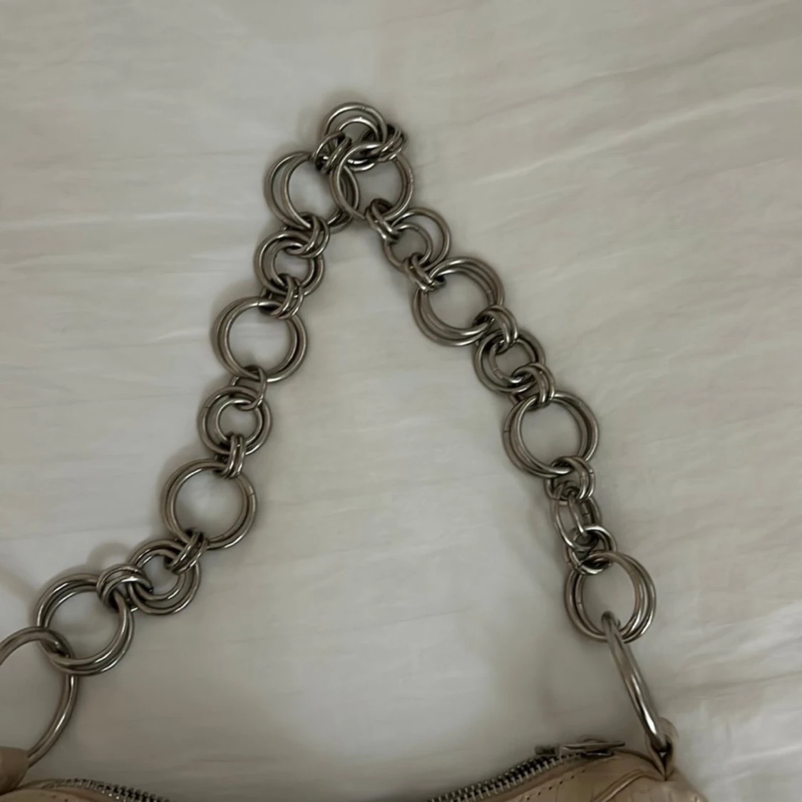 Beige axelväska med kedjedetaljer - 90