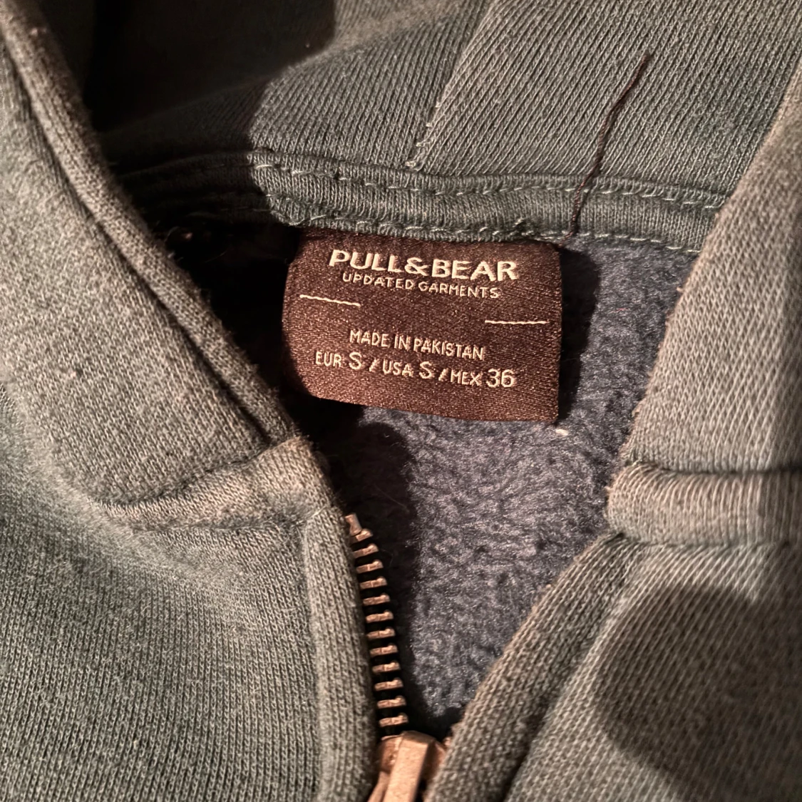 MörkGrön zip hoodie från Pull & Bear - 90
