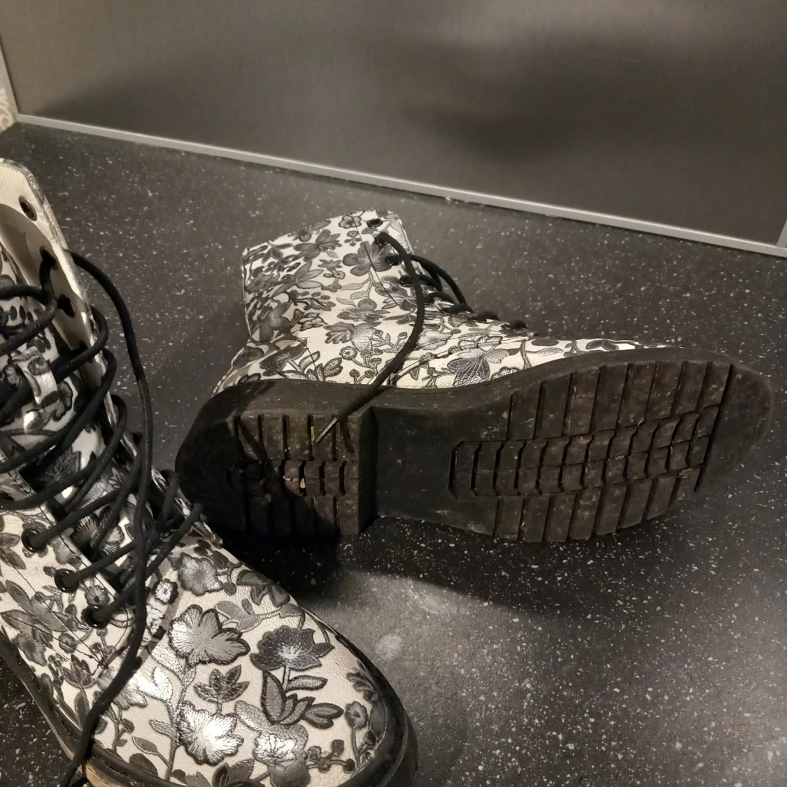 Svartvita blommiga kängor med snörning - 91