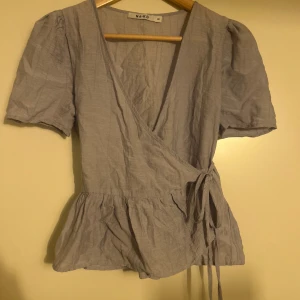 Lavendel färgad omlottblus från NA-KD - Söt blus, perfekt för sommaren eller en middag oavsett årstid❣️