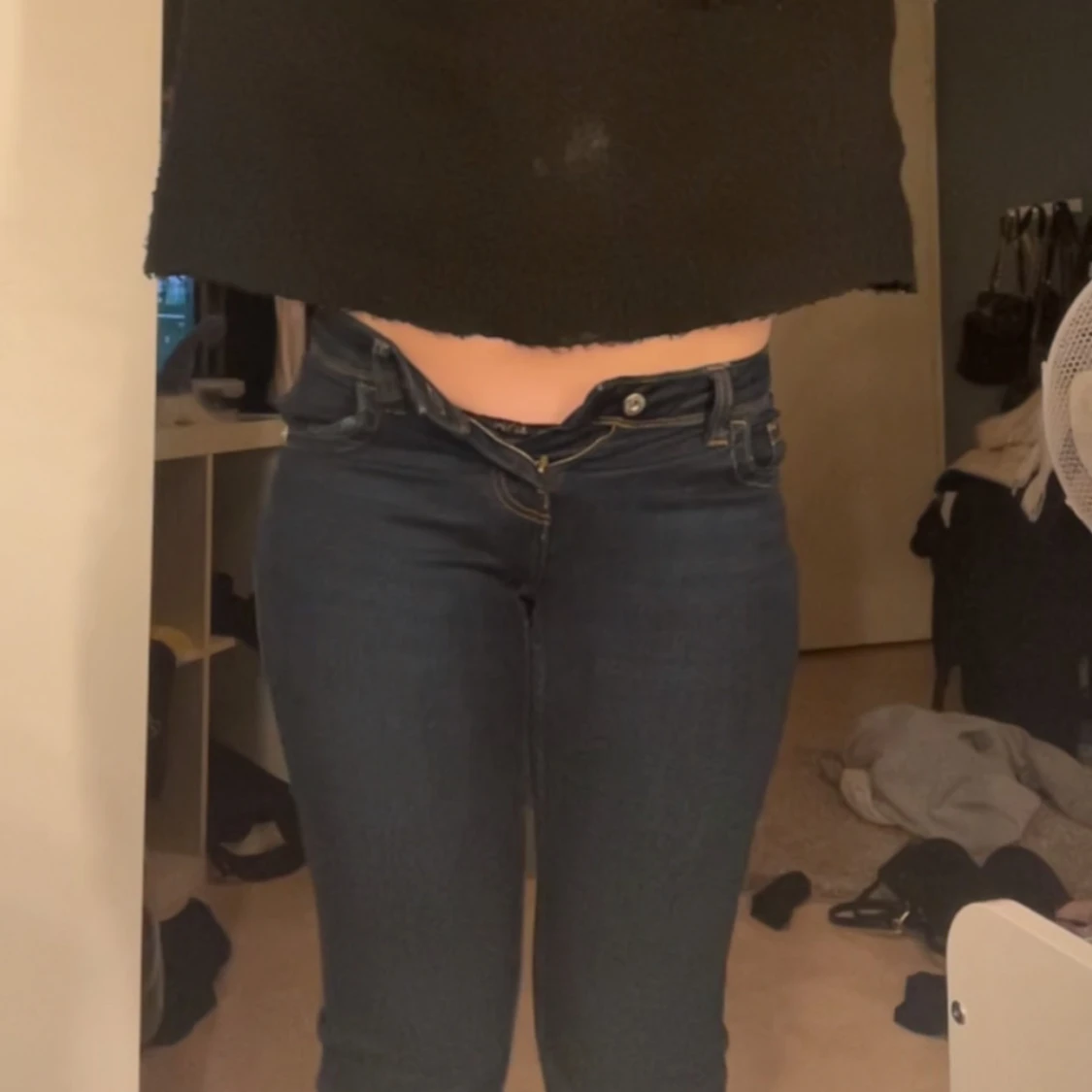 Mörkblå jeans med broderade fickor - 90