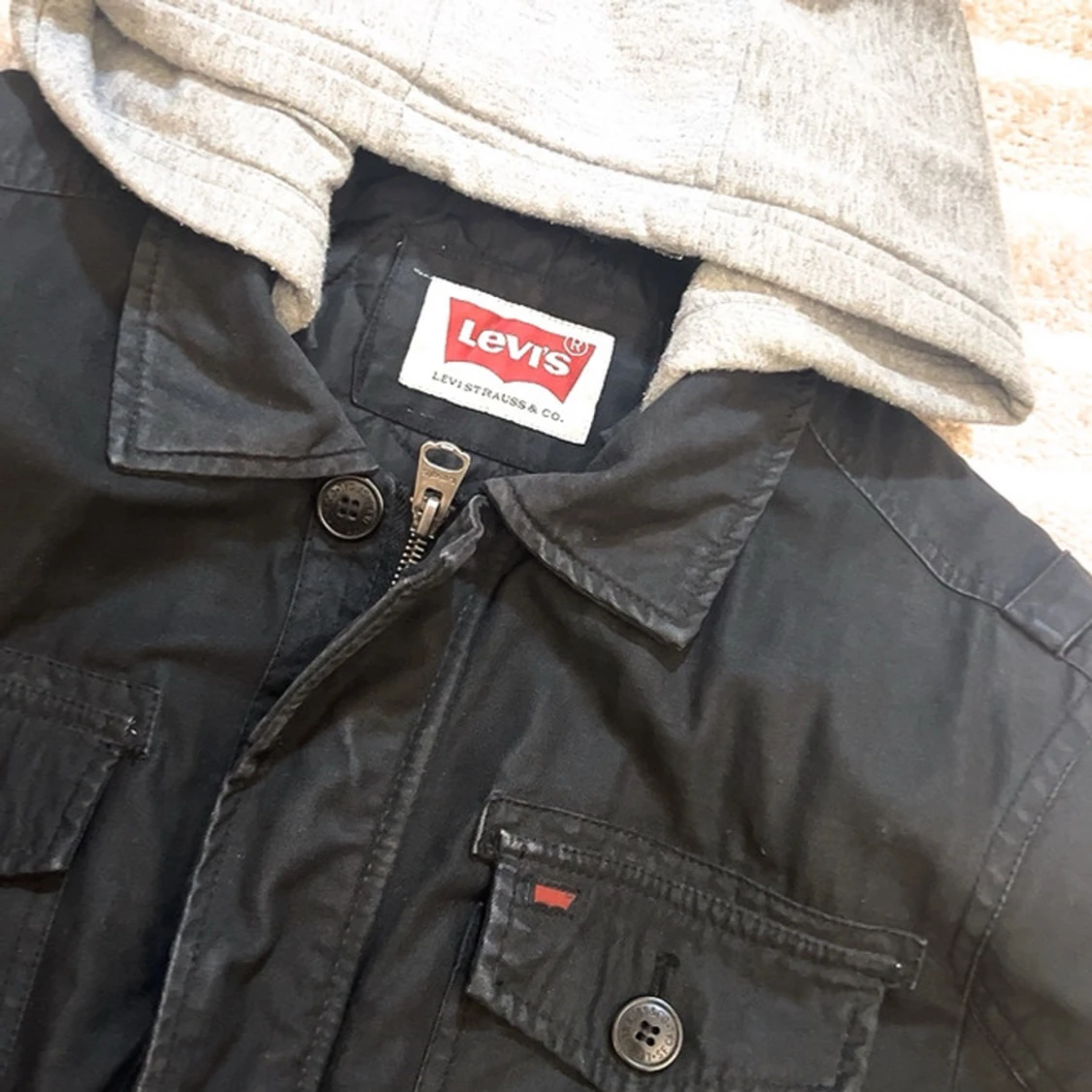 Svart jacka med grå huva från Levi's - 90