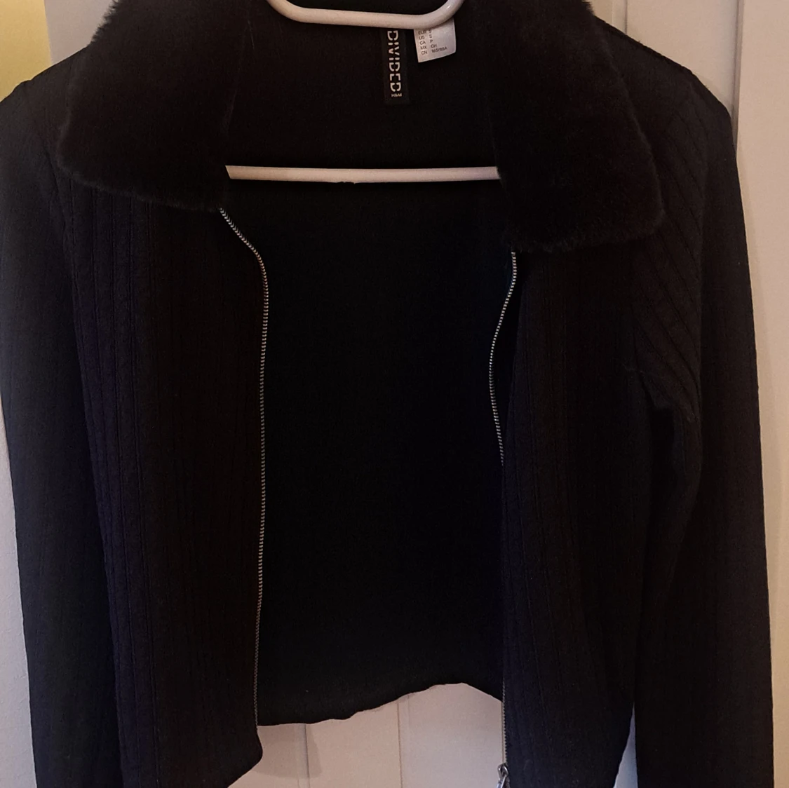 Svart ribbad jacka med fuskpäls - 93