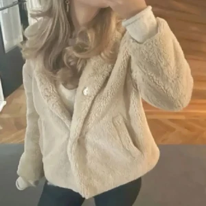 Fluffig jacka med luva Zara - Trendig fluffig jacka från Zara med luva, de tre första bilderna är lånade🩷