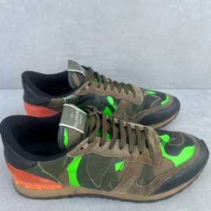 Valentino Rockrunner - ett par rockrunner i en riktigt fet colorway || perfekta nu i vinter || strlk 44|| skicket är 7,5/10 || box medföljer || hör av er vid intresse!!