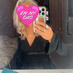 Svart tröja med spets  - Svart v ringad tröja med spets nedanför. Super fin men kommer inte till använda. Endast använd 1 gång och är i nyskick! Från Gina 