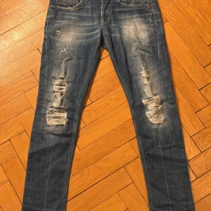 Dondup jeans  - Hej säger mina selsynta dondup jeans modell george i storlek 32 med riktigt fetta slitningar, säljer dom för att dom är för små för mig. Har haft dom ett tag men har använt dom max 5 gånger