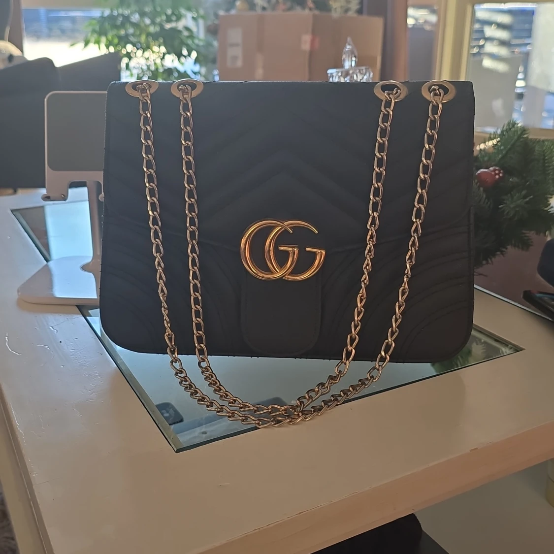 Svart axelväska med silverkedja - 93