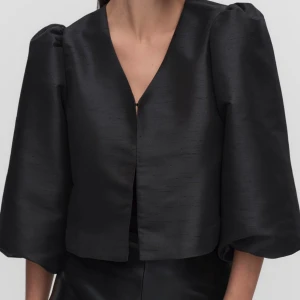 Beige puff blus från    Stockh LM - Supersöt elegant, beige puff blus från märket    Stockh LM köpt på MQ! Aldrig använd❣️så himla fin men används inte😢nypris 699kr❣️