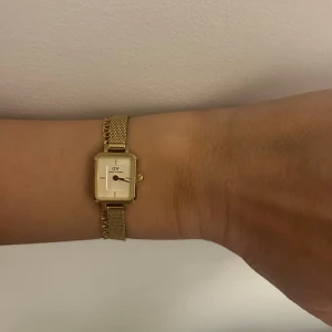 Daniel Wellington klocka - Superfin damklocka från Daniel Wellington som jag verkligen älskar 😍😍😭 Säljer då jag köpt en annan som jag använder mer, väldigt fint skick samt box ingår. Lätt att justera bandets storlek. Nypris 1800kr ❤️❤️❤️
