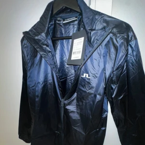 Vindjacka från J.linderberg - Nyoanvänd vindjacka från J.Linderberg med prislapp.