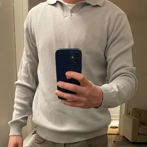 Pullover pikétröja  - Säljer en stilren ljusgrå pikétröja från These Glory Days. Ljusblå. Storlek M. Är i princip oanvänd, därav nyskick