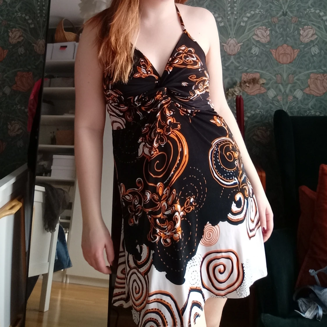 Svart halterneck-klänning med mönster - 91