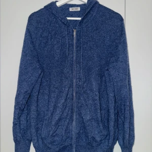 Blå hoodie från Soft Goat  - Tja, har en blå hoodie från soft goat som knappast kommer till användning. Inköpt i våras. 100% Cashmere och kvitto finns kvar:) Nypris cirka 2,8. Vid frågor är det bara att skriva:) 