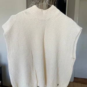 Stickad topp - Naturvit kort topp. 