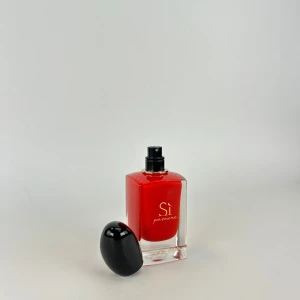 Sì Passione Parfym  - Giorgio Armani Sì Passione – Självsäkerhet i varje droppe En kraftfull och självsäker doft med svartvinbär, päron och ros, avrundad med vanilj och cederträ. Den framhäver din personlighet och ger dig en känsla av trygghet och stil –  Perfekt för både dejter och speciella tillfällen när du vill känna dig på topp.  ✨ 3 ml för 85 kr ✨ 5 ml för 115 kr  Prova denna fantastiska doft och upptäck om den blir din nya favorit. Beställ enkelt via DM eller på Plick idag! 🌟