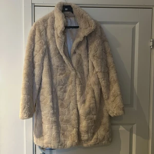 Beige pälsjacka från Vila - Säljer en supermjuk och fluffig beige pälsjacka från Vila. Otroligt skön och fin men tyvärr för liten för mig. 