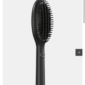 Värmeborste  - Säljer min värmeborste då den inte kommer till användning, har endast provar den! Inte samma modell som på bilden. Kartong kommer inte med då jag har slängt bort den. Hör av er vid funderingar💕💕