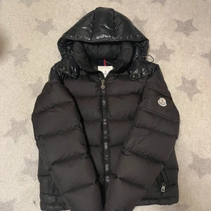 Moncler jacka - Anväd många gånger men jätte bra skick där jag har tagit bild på alla platser där det är sönder