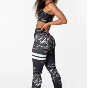 Stronger tights -  träningsbyxor i färgen voodoo som är för små. Är använda en del men har inga defekter nypris: 799kr