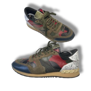 Valentino rockrunner  - Valentino rockrunner, storlek 42, skick 8,5/10, pris 2699kr. Hör av er vid frågor eller funderingar