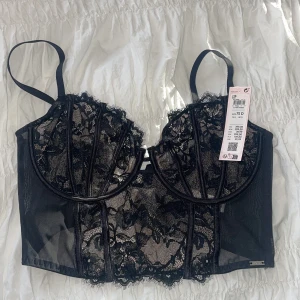 Svart spetskorsett -  Svart korsett med spetsdetaljer. Helt ny och oanvänd. Säljer då den tyvär inte passade och är försent att lämna tillbaka. Nypris: 399kr💕