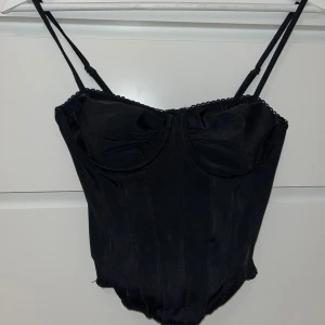 Svart korsett topp  - Snygg svart korsett topp från SHEIN med justerbara axelband!