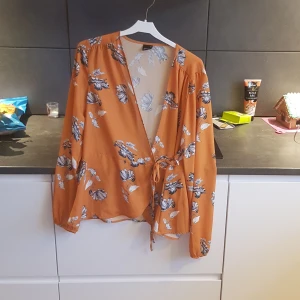 Blus - Blus stl L. Omlott knyt. 