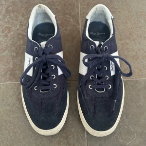 Pepe Jeans skor - Säljer mina Pepe Jeans skor, de är användna få gånger pga av för liten storlek, därför kan man se sprickan på sista bilden, annars relativt fint skick! Hör av er vid några frågor. Perfekta för de som gillar flycrewsen men vill ha något billigare 😊