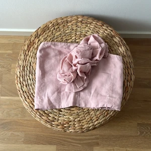 ROSA TOPP - Säljer nu min rosa topp som använts en gång! Köpt för 300 kr men säljs nu för 150 kr. (2 SISTA BILDERNA ÄR EJ MINA)