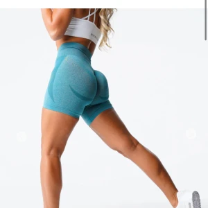 Blå shorts från NVGTN - Snygga blå shorts från NVGTN med hög midja och tight passform. 