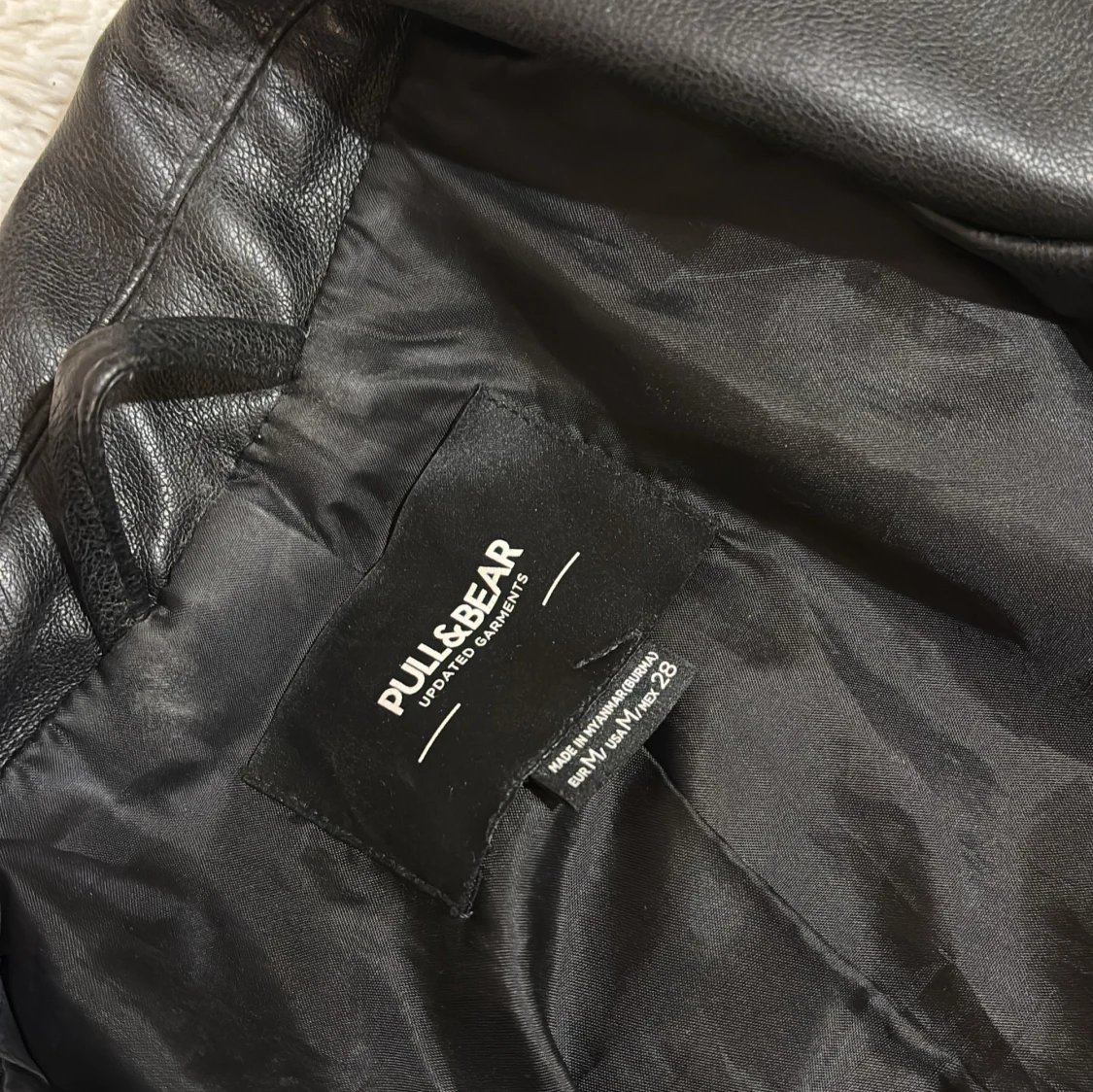 Svart ”skinnjacka” - 92