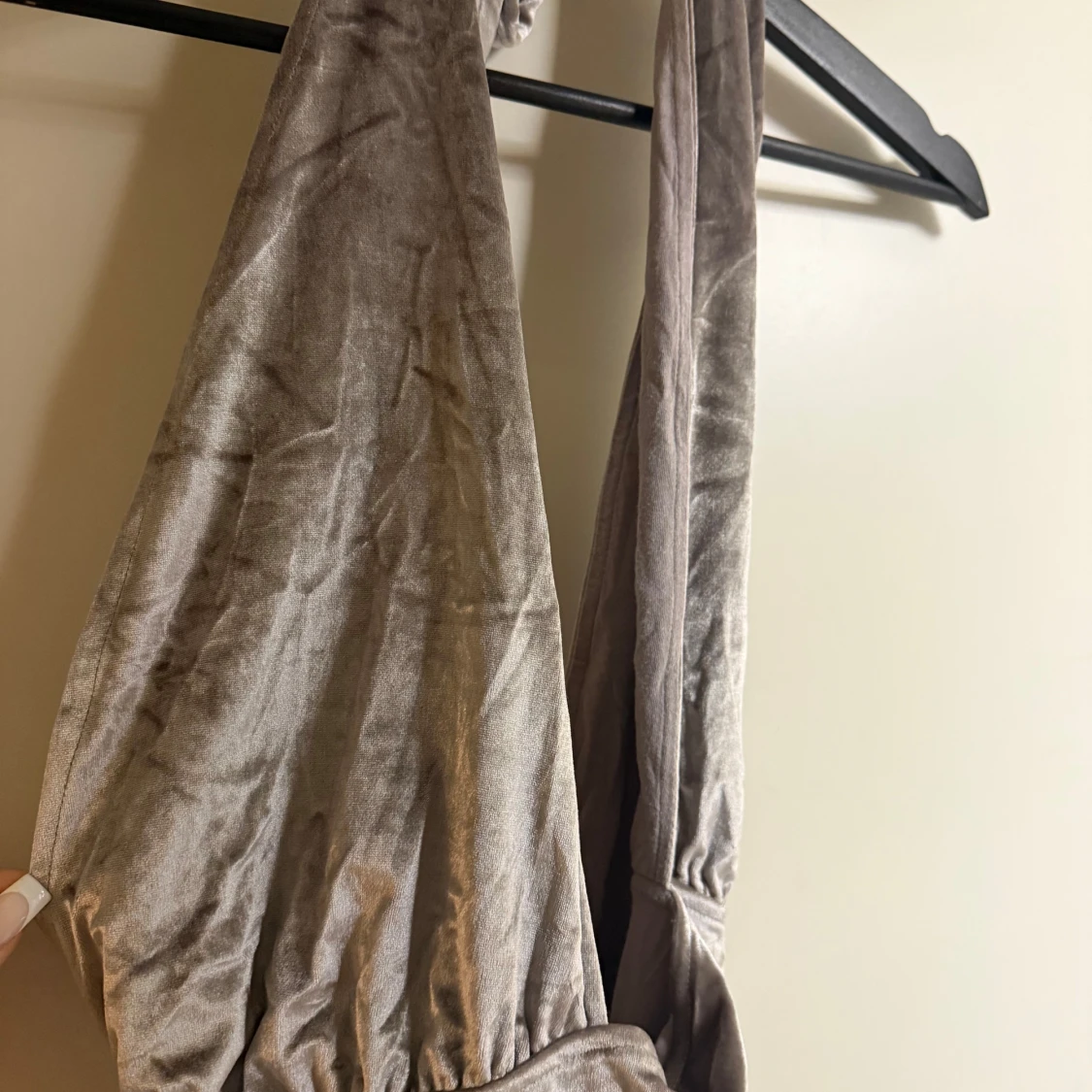 Grå sammet bodysuit från Bik Bok - 90