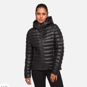 Everest dunjacka - W Liner Hood Jacket från Everest i storlek 36. Svart dunjacka som är snygg och praktisk med snören i sidan. Skriv för fler bilder eller vid frågor! 