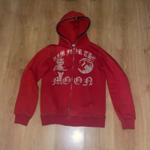 Röd hoodie - Snygg röd hoodie med dragkedja från Aim for the Moon några stenar har åkt av men den är fortfarande i ett fint skick